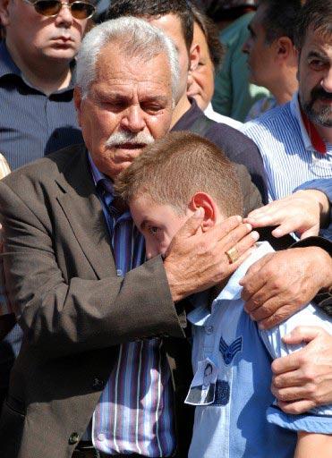 Çapraz'ın babası Cemal Çapraz ve 12 yaşındaki oğlu Çağrı tabut başında törene katılanların taziyelerini kabul etti.