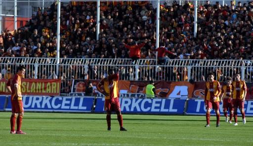 Antalyaspor, 5 dakika intika ilave edilen maçta Galatasaray'ı sahasında ilk kez yenerken sarı kartlar havada uçuştu. Bir kırmızı kart çıktı ama iptal edildi. G.Saray bu sezon 5. yenilgisini aldı