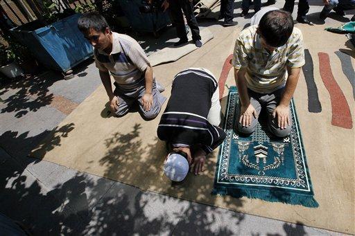 Doğu Türkistan'ı işgal ederek adını  Sincan Uygur Özerk Bölgesi ilan eden Çin bu hafta olaylar nedeniyle Cuma namazı kılınmasını yasakladı ama halk yasağı tanımadı. Namaz sonrası olaylar çıktı.