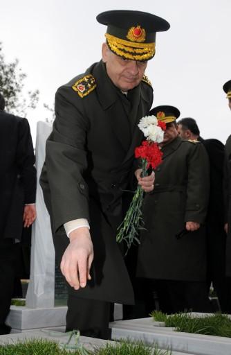 Başbakan Erdoğan ve İlker Başbuğ Şehitler Abidesi'ne ziyarette bulundu. Erdoğan yaptığı konuşmada kahramanlığa vurgu yaptı.