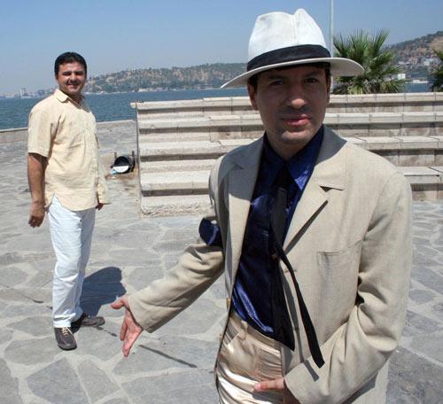 İzmir'de 15 yaşında başlayan Michael Jakson hayranlığı özentiye dönüşen Süleyman Uysal, bugün 29 yaşında olmasına karşın, Michael Jakson gibi şarkı söylüyor, dans ediyor.