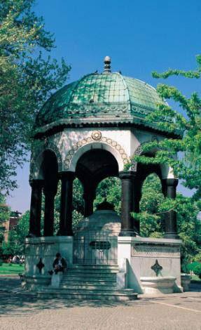 <b>ALMAN ÇEŞMESİ:</b>
İstanbulda Sultanahmet Meydanında, Sultan I. Ahmed Türbesinin karşısında yer alan tarihi çeşme, Alman İmparatoru II. Wilhelm'in sultana ve İstanbula hediyesi. II. Wilhelmin 1898 yılında yaptığı ziyaretin anısına ithaf edilmiş. Çeşmenin kagir ve metal yapısı Almanyada hazırlanmış, gemiyle İstanbula taşınmış ve 1901de monte edilmiş. Koyu yeşil renkli kolonları, nakışlı kemerleri ve bakır kaplı kubbesi, çeşmenin en görkemli özelliklerinden.
