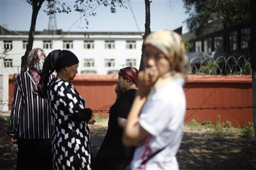 Kanlı olaylara ve katliamlara sahne olan Doğu Türkistan'da hayat devam ediyor. Acıyan yürekleri ve yaşlı gözleri ile yaşama tutunmaya çalışan Uygurlar işte böyle yaşıyorlar.