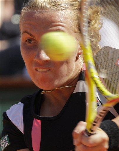 Fransa Açık'ta bayanlar yarı final maücadelesinde Rus tenisçi Svetlana Kuznetsova, Avustralyalı Samantha Stosur'u 2-1 yenerek finale yükseldi. Kuznetsova finalde vatandaşı Dinara Safina ile karşılaşacak.