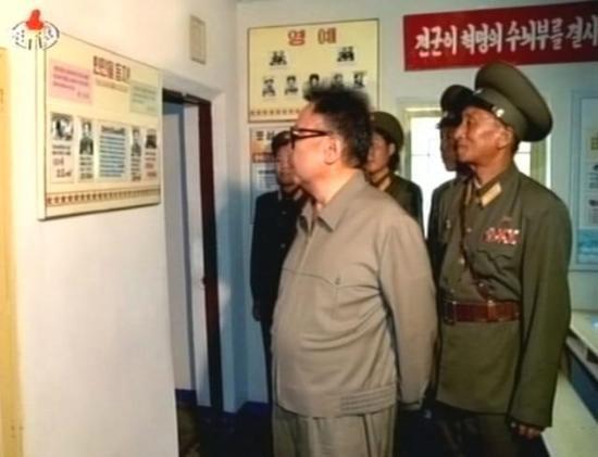 Hasta olduğu öne sürülen Kuzey Kore lideri Kim Jong-İl'in bir futbol maçına katıldığı açıklanarak, fotoğrafları yayınlandı.