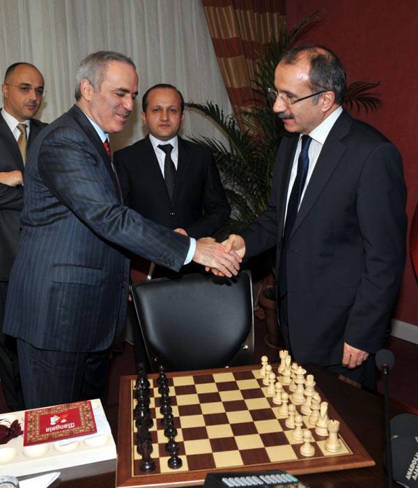 Milli Eğitim Bakanı Ömer Dinçer, dünyaca ünlü satranç ustası Garry Kasparov'u kabul etti. Masadaki santraç takımını gören Dinçer, Kasparov'a esprili bir dille sataşmadan edemedi.