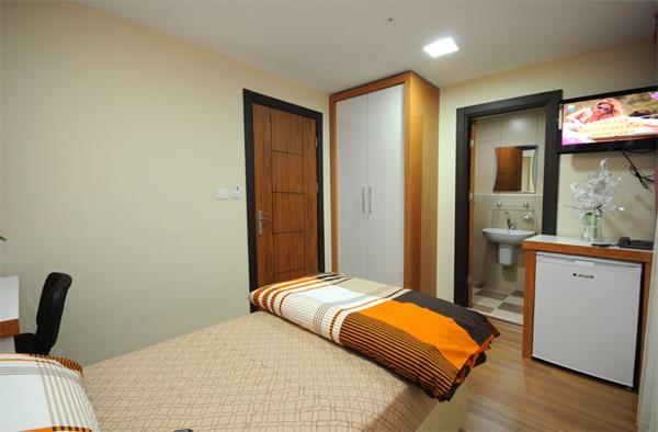 Dünyada ilk kez uygulanan bir model ile yurt klasmanında çıtayı yükselterek 5 yıldızlı otel konforunda hizmet veren Kampüsaray, öğrencilere özel banyo, tuvalet, buzdolabı,televizyon ve telefonu olan farklı oda seçenekleri sunarken, yüzme havuzu, sauna, bilardo ve spor salonu gibi yurtlarda alışık olmadığımız çeşitli aktivitelerden de ücretsiz olarak yararlanma imkanı sağlıyor. Adan Zye bir öğrencinin ihtiyacı olan her şeyin sağlandığı bu lüks yurtta özürlü öğrenciler içinde çift asansör ve özel banyolar gibi detaylar da yer alıyor.