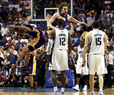 Hidayet'in de forma giydiği NBA final serisi 4. maçında Los Angeles Lakers, Orlando Magic'i uzatmalarda yıkmayı başarırken malesef Hidayet son anlarda kendine bağlanan umutları yıktı