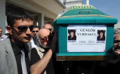 Ergenekon davası tutuklusu Doğan Yurdakulun önceki gün vefat eden eşi Güngör Yurdakul son yolculuğuna uğurlandı. Yurdakul mahkeme izniyle cenaze törenine katılarak taziyeleri kabul etti.