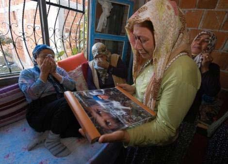 EHIT OLAN JANDARMA KOMANDO ER FIKRET YUKSELER'IN ADANA'DAKI EVINDE BUYUK UZUNTU YASANMISTI. ANNE GADEN YUKSELER, HALA UMIDE SONGUR VE YAKINLARI, ELLERINDEN DUSURMEDIKLERI SEHIDIN FOTOGRAFINI OPEREK TERORU LANETLEMISTI. ( ALI GURELI)
