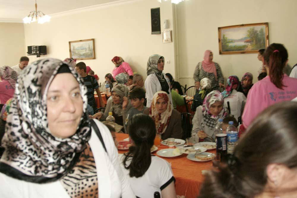 Suluova Kaymakamı Harun Sarıfakıoğulları Avrupa Birliği katkısıyla ve Suluova Sosyal Yardımlaşma Ve Dayanışma Vakfı destekleriyle uygulanan projede eğitim gören 60 bayan kursiyer proje kapsamında çok şey öğrenirken ilçemizin birçok katmanının bilgilendiği ve yeni şeyler öğrendiği bir gerçektir. Proje sayesinde bu konudaki alt yapı eksikliğimizi gördük. Pembe yakalılar bize, ilçenin kanaat önderlerine, müteşebbislerine ufuk açtı, ışık oldu. Artık sadece merkezi fonlarla hedeflenen noktaya ulaşmak, birilerinin himmetiyle, sadece birilerinin düşüncesiyle amaçlarımızı gerçekleştirmek mümkün gözükmemektedir. Artık ev hanımı, işçi ve esnaf olarak kalifiye değilsek alacağımız eğitimle niteliğimizi arttırarak, kendimiz, ilçemiz ve memleketimiz için neler yapabileceğimiz konusunda kafa yormamız gerekmektedir. Ne kadar arayış içinde olursak o kadar alternatifimiz dolayısıyla çözüm yolumuz olacaktır. Yeter ki pes etmeyelim. Bu kapsamda hazırlanacak projelere SYDV olarak 15 bin Tl, ye kadar kaynak ayırabilmekteyiz. Kendi işini kurmak istiyorum diyenler; biz buradayız yeter ki sen atacağın adımı bil ve köhnemiş aman sen de ya da olmaz canım ben yapamam ezberini boz. Sadece SYDV değil bölgesel kuruluşlar, uluslar arası kuruluşlar aracılığıyla da pembe yakalı melekler projesinde olduğu gibi bir çok prestij projelerini hayata geçirmek mümkün. Yeter ki klişeleşmiş, bizi atalete sevk eden ezberi bozabilelim dedi.