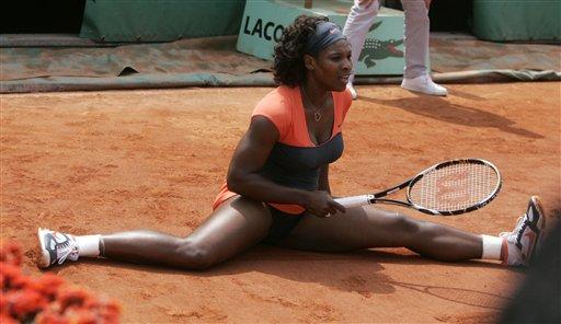 Tek bayanlarda 5 numaralı seribaşı ABD'li Serena Williams, 10 yıl sonra ilk kez 3. turda elenerek hayranlarını şaşırttı. Williams, Slovenyalı Katarina Srebotnik'e 6-4 ve 6-4'lük setlerle 2-0 boyun eğdi.