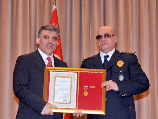 Cumhurbaşkanı Gül, 2007-2008 yıllarında TSK ve emniyet mensubu olarak görev yaparken şehit olanların yakınlarıyla malul ve gazi 61 kişiye Devlet Övünç Madalyası verdi.