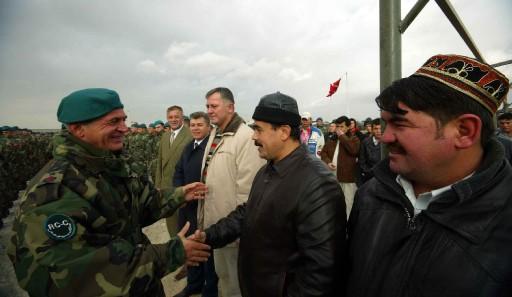Görev yaptığı Afganistan'da geçirdiği trafik kazasında şehit olan Kurmay Albay Faruk Sungur'un ölümünün duyulmasının ardından çok sayıda Afgan vatandaşı, Mehmetçiklere taziyede bulunarak, gözyaşı döküyor.