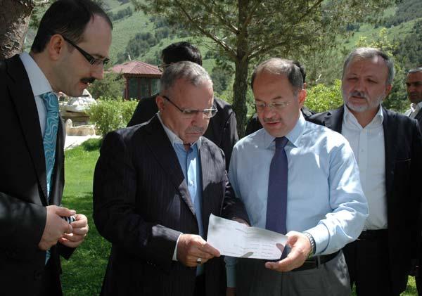 Sağlık Bakanı Recep Akdağ, ulusal basının yöneticilerini seçim bölgesi ve memleketi Erzurum'da ağırladı. Akdağ, gazetecilere şehri bizzat gezdirdi. Gezinin sonu keyifli bir geceyle bitti.
