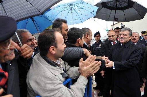 Cumhurbaşkanı Abdullah Gül, Tunceli'de coşkuyla karşılandı. Vatandaşlarla sohbet eden ve tek tek hal hatır sorarak kucaklaşan Gül, 'Sen hoşgeldin Sayın Cumhurbaşkanım, başımızın üstünde yerin var'' yazılı dövizlerle karşılandı.