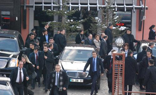Başbakan Recep Tayyip Erdoğan, Yunanistan Başbakanı Yorgo Papandreu ile bir araya geldi. Planlanandan uzun süre görüşme nedeniyle Başbakan Erdoğan, Cuma namazına gidemedi.