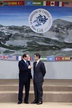 G-8 toplantısı, liderlerin aile fotoğrafı çektirmelerinin ardından İtalya Başbakanı Berlusconi'nin düzenlediği bir basın toplantısıyla sona erdi. Zirveye liderlerin çapkın bakışları damga vurdu.