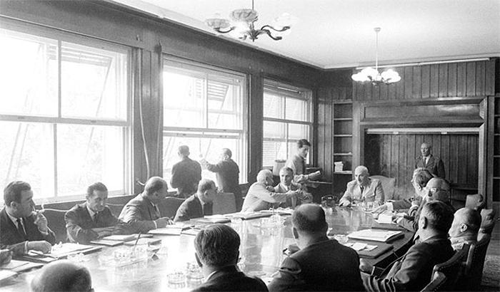 BAKANLAR TOPLANTIDA
2 Haziran 1960 günü Başbakan Gürsel, kabinesiyle toplantı yaptı. Çoğu yaşlı bürokratlardan ve akademisyenlerden oluşan bu kadro, 27 Mayıs günü apar topar evlerinden davet edilmiş ve görev kendilerine tebliğ edilmişti. Fotoğrafta Başvekilin önünde duran 60 model siyah telefon, boş raflar ve sigara içen vekiller dikkat çekiyor.