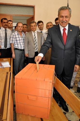 Devlet Bakanı ve Başbakan Yardımcısı Bülent Arınç, Türk halkının sandığa gittiğinde hep doğru ve isabetli karar verdiğini belirterek, ''Eminim bugün de bizim, çocuklarımızın, hepimizin geleceği için, daha demokratik, daha özgür bir Türkiye için oylarını kullanmışlardır, kullanacaklardır. Hayırlı olmasını diliyorum, bildiğimiz anlamda hayırlı olmasını diliyorum'' dedi.