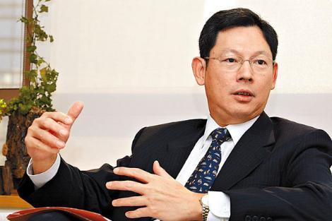 NORMAN CHAN
Hong Kong Merkez Bankası Başkanı
Yıllık maaşı: 774 bin 179 dolar
Ülkenin dünya GSYİHsındaki oranı: Yüzde 0.43