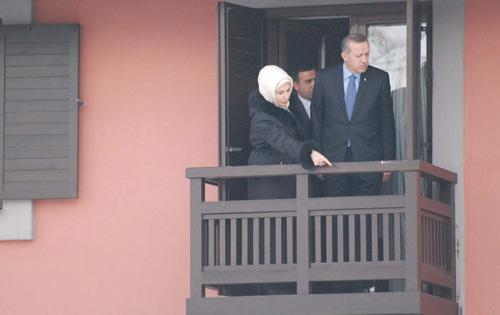 Başbakan Recep Tayyip Erdoğan, Yunanistan Başbakanı Yorgo Papandreu ile bir araya geldi. Planlanandan uzun süre görüşme nedeniyle Başbakan Erdoğan, Cuma namazına gidemedi.