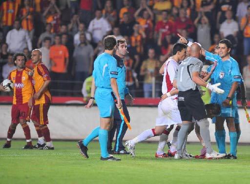 Antalyasporun bir puan almasında başrolü oynayan kaleci Ömer, maç sonu seyirciye yönelik davranışı yüzünden 2. sarıdan kırmızı kart görünce adeta çılgına döndü.