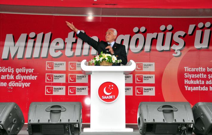 Saadet Partisi Genel Başkanı Mustafa Kamalak ise bayram süresince partisinin il teşkilatlarının düzenlediği bayramlaşma törenlerine katılacak. Kamalak, bayramın 1. günü merhum genel başkanları Necmettin Erbakan'ın sürekli namaz kıldığı Hamidiye Camiinde bayram namazını kılarak, cami cemaati ile bayramlaşacak.
Bayramın 2. günü İstanbul, Kocaeli ve Gebze'de bayramlaşma programına katılacak olan Kamalak, bayramın 3. günü Adana, Gaziantep, Mersin İl teşkilatlarıyla bayramlaşacak. Kamalak, bayramın son günü memleketi Kahramanmaraş ile Malatya il teşkilatlarının bayramlaşma törenlerine katılacak.