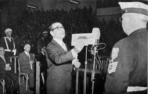 27 MAYIS ÖNCESİ ÜLKE ŞANTİYEYE DÖNMÜŞTÜ 31 Mart 1939da yatırımlardan vazgeçiliyor. DP iktidarına kadar yatırım yapılmıyor. DP iktidara geldiğinde 63 il var ama 7 ilde eczane yok, 300 kusur ilçenin hiçbirisinde eczane yok. Köy yolu yok. Köyde hastalanan köyde ölüyor, ilçeye gitse doktor da yok, ilaç da yok. Milyonlarca kişi aç biilaç, yolu yok. DP böyle bir Türkiye devralıyor. 1953te seçime gidiliyor. Yüzde 53 ile iktidara geliyor. Menderes beklediği krediyi bulamadı da Rusyaya gidiyordu Ardahanı satacaktı! Bundan daha salakça laf olmaz. Altyapı yatırımlarına başlamış, sanayi yatırımları, altyapı yatırımları birbirini takip ediyor. Ne demek para yok, çelik sanayi, çimento sanayi, enerji yatırımları bunları tamamlayacak. DP, birinci beş yıllık planında ne kadar yatırım yaptığını koymuş. 38,8 milyar lira. 36 tane Erdemire eşit.23 Nisan1960ta son temel atma TÜPRAŞ.