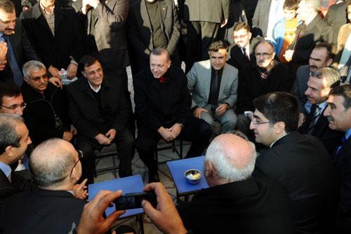 Başbakan Erdoğan Batman'da bir çay ocağında vatandaşın dertlerini dinledi...