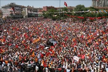 2007 yılında yapınan 2007 genel seçimlerinde daha öncesinde meydana gelen cumhurbaşkanlığı seçimleri tartışmaları ve 27 Nisan Bildirisi gibi tartışmaların ardından yüzde 46.58'lik bir oy oranı ile Türkiye tarihinde hükûmette bulunan bir parti olarak girdiği seçimlerde oy oranını arttıran nadir partiler arasına girdi. Türkiye'nin 81 ilinin 80'ninde milletvekili çıkardı (Tunceli hariç).