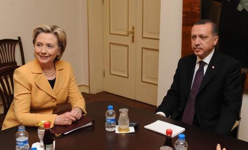 ABD Dışişleri Bakanı Hillary Clinton, eşinin Başbakan olduğu yıllardaki resmi ziyaretinden yıllar sonra bu kez bakan sıfatıyla resmi bir ziyaret için Ankara'yı ziyaret etti.