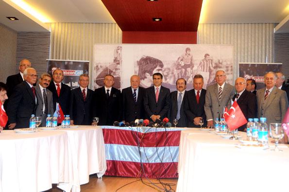 Trabzonspor ile sözleşme imzalayan Teknik Direktör Şenol Güneş, hedefindeki Trabzonspor'u anlattı. Camiaya ve taraftarlara birlik beraberlik mesajı veren Güneş, Fatih Tekke'nin takıma geri kazandırılmasına nasıl baktığını da açıkladı.