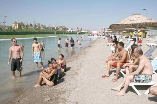 Eskişehir Büyükşehir Belediye Başkanı Yılmaz Büyükerşen, geçen hafta hizmete giren yapay plajda yüzdü, kumsalda güneşlendi.