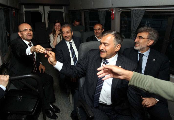 Siirt'teki Botan Çayı üzerinde Alkumru Barajı ve Hidroelektrik Santrali'nin açılışı, devletin zirvesini biraraya getirdi. Cumhurbaşkanı Abdullah Gül ve Başbakan Recep Tayyip Erdoğan, tören alanından helikopterle ayrılırken; Maliye Bakanı Mehmet Şimşek, Çevre ve Orman Bakanı Veysel Eroğlu, Tarım ve Köyişleri Bakanı Mehdi Eker ile Enerji ve Tabii Kaynaklar Bakanı Taner Yıldız kendileri için tahsis edilen ve bir okul servisi olan minibüsle Siirt'e hareket etti.