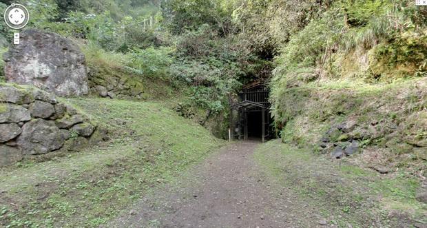 Google'ın sürekli tartışmalara konu olan servisi Street View, bu kez de Japonya'da bir mağaraya girdi, görüntüleri kullanıcılarla paylaştı.