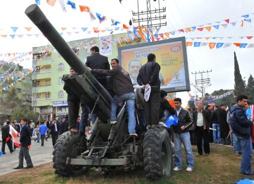 AK Parti Genel Başkanı ve Başbakan Recep Tayyip Erdoğan'ın Şanlıurfa mitinginde izdiham yaşandı. Erdoğan, aşırı kalabalıktan dolayı Şanlıurfa'daki miting alanına giremedi