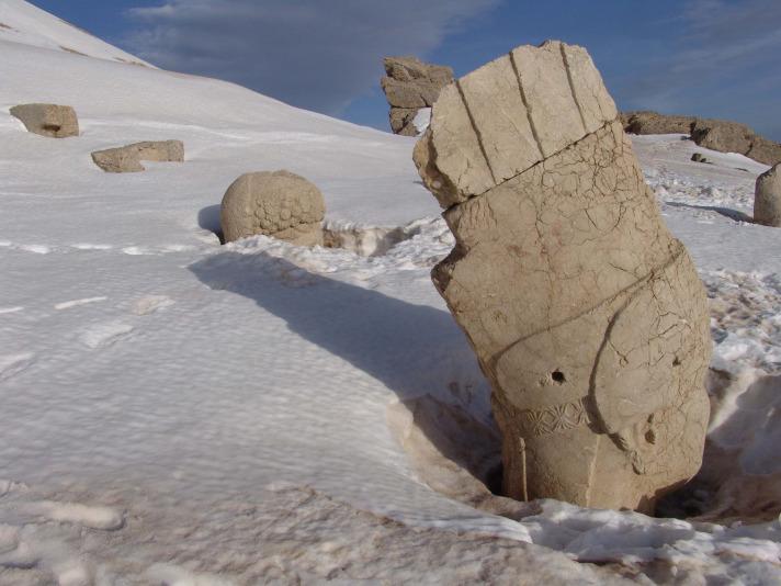 Commagene Uygarlığı'na ait olan Nemrut Dağı'nın Türkiye'de ve dünyada çok önemli bir yere sahip olduğunu hatırlatan Ekinci,''Adıyaman'da, Commagene Uygarlığı'na ait çok güzel ve eşsiz tarihi eserlerimiz var. Herkesin bu eserleri görmesini arzu ediyoruz. Mart ayının ikinci haftasında turizm sezonunu açacağız. Nemrut Ören yerindeki dev heykellerin yanı sıra Arsemia, Cendere Köprüsü ve Eski Kahta Kalesi görülmeye değer yerler. Yerli ve yabancı turistleri yeni turizm sezonunda Adıyaman'a davet ediyoruz. 2011 yılında, 75 bin turist ağırladık. Hedefimiz, 2012 yılında bu sayıyı 100 bine çıkartmak.'' dedi.