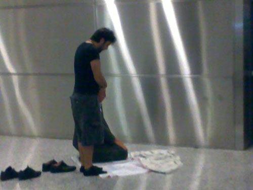 Sabah'ın Günaydın ekine konuşan Doğan, "Uçak rötar yapınca bir amca yatsı namazı kılmaya başladı. Ben de onun yanında durdum. Şov yapmıyorum, ben zaten 5 vakit namaz kılan biriyim" dedi.