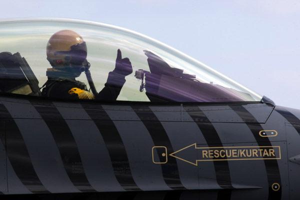 'Solo Türk' adı verilen ve çeşitli donanımlarla güçlendirilen F-16 savaş uçağı, tek başına sergilediği gösterilerle, Türk Yıldızları gibi nefesleri kesti.