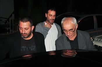Siz tembellik deyin, ben yetinme!
- Filmle ilgili eleştirilere yorumunuz?
- Sinema yapan her fani, eleştiriyi bir gün tadacaktır! (kahkahalar)
- Eleştirileri bu kadar sakin mi karşılıyorsunuz sahiden?
- Tabii canım, film yaptıktan sonra her şeyi sakinlikle karşılamak lazım; başka çaresi yok! Benim eleştiri konusunda çok net bir tavrım vardır; film bizden çıktıktan sonra artık bizim sözümüz biter. Bütün düşündüklerimiz, bütün yapmak istediklerimiz filme yansımıştır ya da yansımamıştır, bunun kararını seyirci verir; artık onların söz söyleme hakkı doğmuştur. Tabii ki her düşünce de mutlak doğru demek değildir, nasıl bizim yaptığımız her film iyi olmuyorsa... (kahkahalar atıyor)
- Güzelmiş bu!
- Her eleştirinin doğru olduğunu kabul edemeyiz, o da bizim hakkımız! Onların eleştiri hakkı varsa bizim de eleştiriyi seçme hakkımız var.
