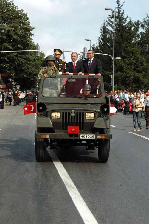 Tuğgeneral Orhan Çınar bir resmi geçit töreninde askeri aracın üzerinde görülüyor.