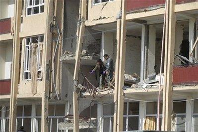 Afganistan'ın başkenti Kabil'de Taliban militanlarının üzerlerindeki bombaları bakanlık binasında patlatması sonucu yaşanan saldırı