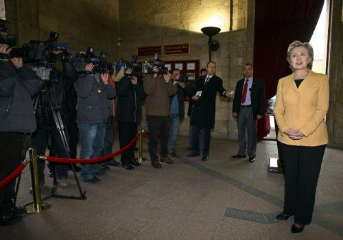 ABD Dışişleri Bakanı Hillary Clinton, eşinin Başbakan olduğu yıllardaki resmi ziyaretinden yıllar sonra bu kez bakan sıfatıyla resmi bir ziyaret için Ankara'yı ziyaret etti.