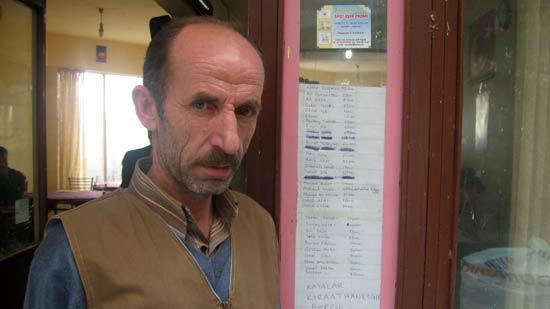 Kahvehane işleten Bekir Kaya, alacaklarını tahsil edemeyince çareyi borçlu listesini dükkanının camına asmakta buldu. 'Saddam', 'Emekli Abi gibi isimlerin yer aldığı listede, borcu 178 liraya kadar ulaşan müşteriler bulunuyor.
