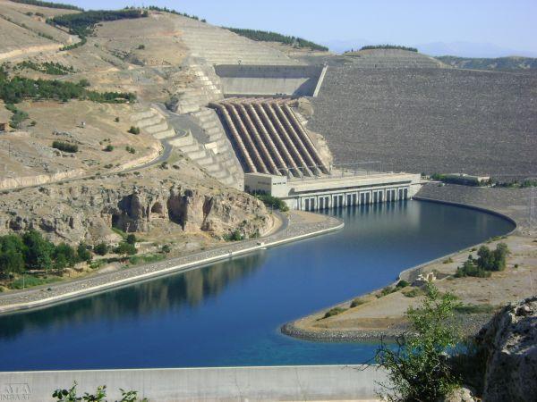 ■ 2008-2010 döneminde, Çamgazi Ovası Sulaması, Samsat Pompa İstasyonu, Harran Ana Kanalı (86 km), Yukarı Harran Ovası Şebeke İnşaatı, Harran Ovası 6. Kısım Sulaması ve Kralkızı-Dicle Cazibe Sulaması Isale Kanalı inşaatı tamamlandı. Toplam uzunluğu 386 km olan ve yaklaşık 404 bin hektar alana hizmet edecek üç ana kanalın inşaatına ise başlandı. GAP'ın önemli bileşenlerinden biri olan ve toplam 193 bin hektar alana hizmet edecek Silvan Projesi 2010'da programa alındı ve Pamukçay Barajı ihale edildi.<br /><br />