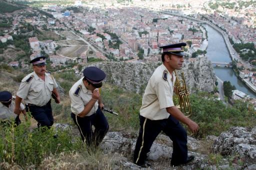Amasya'da kent sakinlerinin geçmişi 150 yıl öncesine dayanan gelenekle belediye bandosunun çaldığı günün popüler parçaları eşliğinde iftar açma geleneği bu yıl da devam edecek.