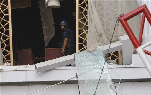 Başkent Cakarta'da iki büyük otelde eş zamanlı patlamalar meydana geldi. Paklamamış bombalar bulundu.