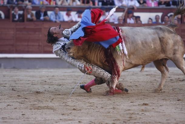 Madrid'in &uuml;nl&uuml; San Isidro Bayramı &ccedil;er&ccedil;evesinde yapılan boğa g&uuml;reşlerinde bu akşam ilk olarak arenaya &ccedil;ıkan matador Julio Aparacio, kılıcıyla boğayı &ouml;ld&uuml;receği sırada dengesini kaybedip d&uuml;ş&uuml;nce &ccedil;ok ağır bir boynuz darbesi aldı.