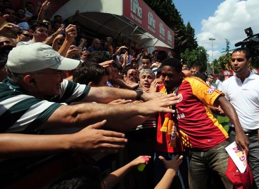 Galatasaray, Keita'yı renklerine bağladı. Galatasaray, dün İstanbul'a getirdiği Abdul Kader Keita ile üç yıllık sözleşme imzaladı.